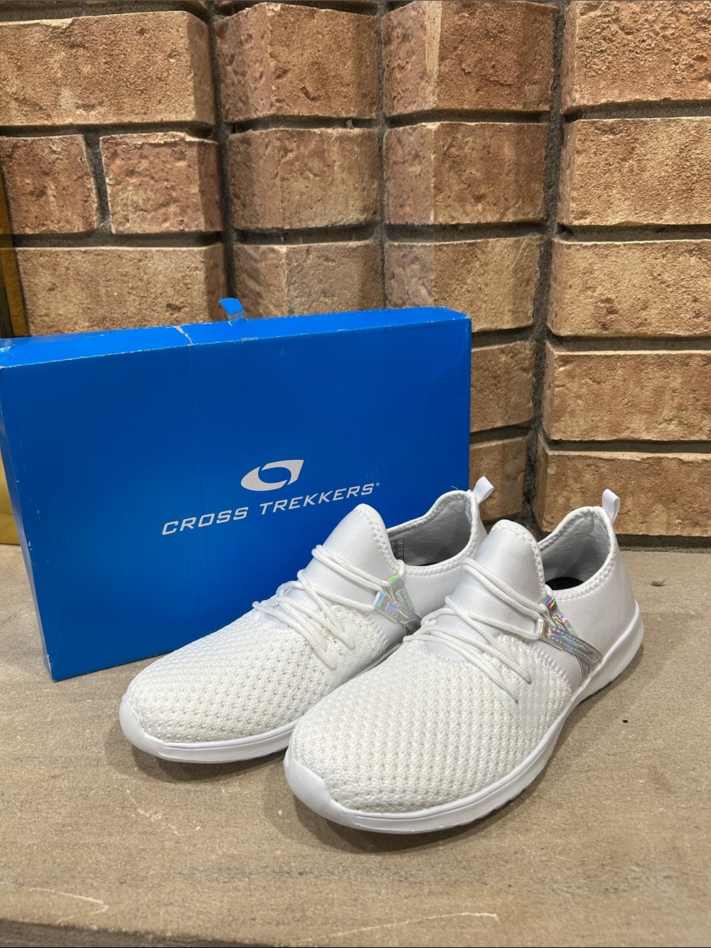 NIB Cross Trekkers white flare Women’s Shoes Size 9